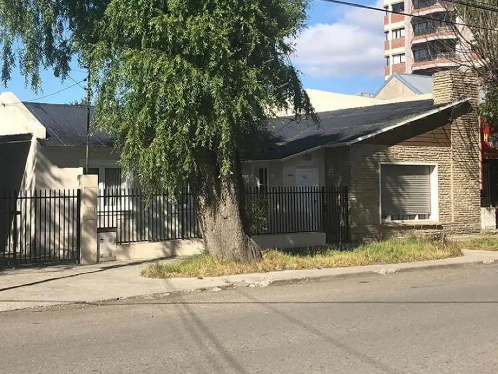 CASA EN VENTA:  Zona céntrica.