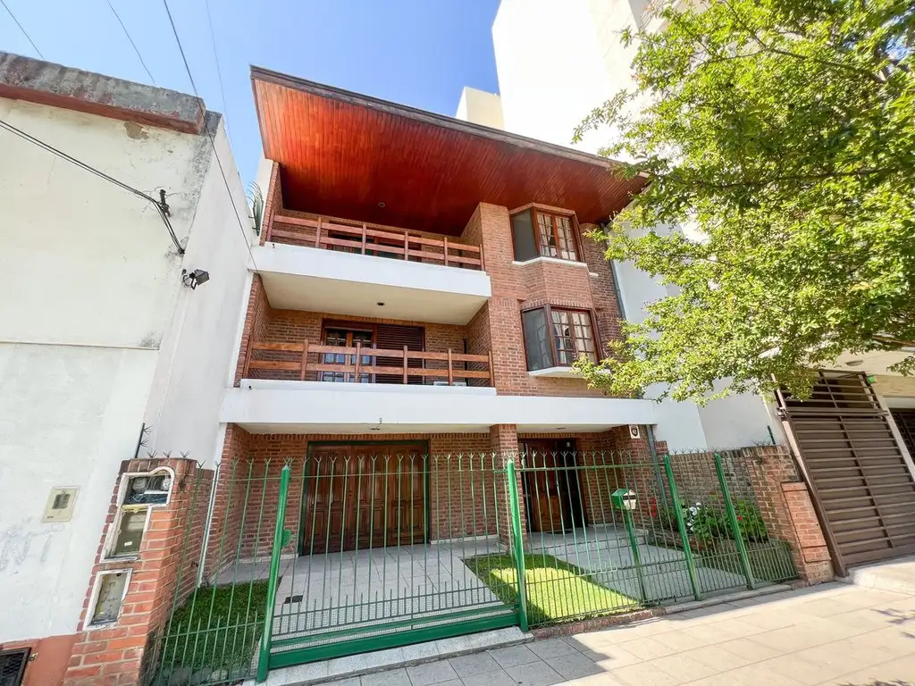 VENTA CASA 8 AMBIENTES PATIO AVELLANEDA