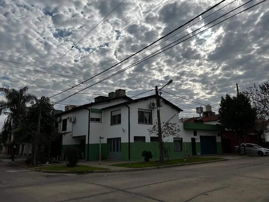 Vendo casa con local habilitado para fabricación y venta panaderia