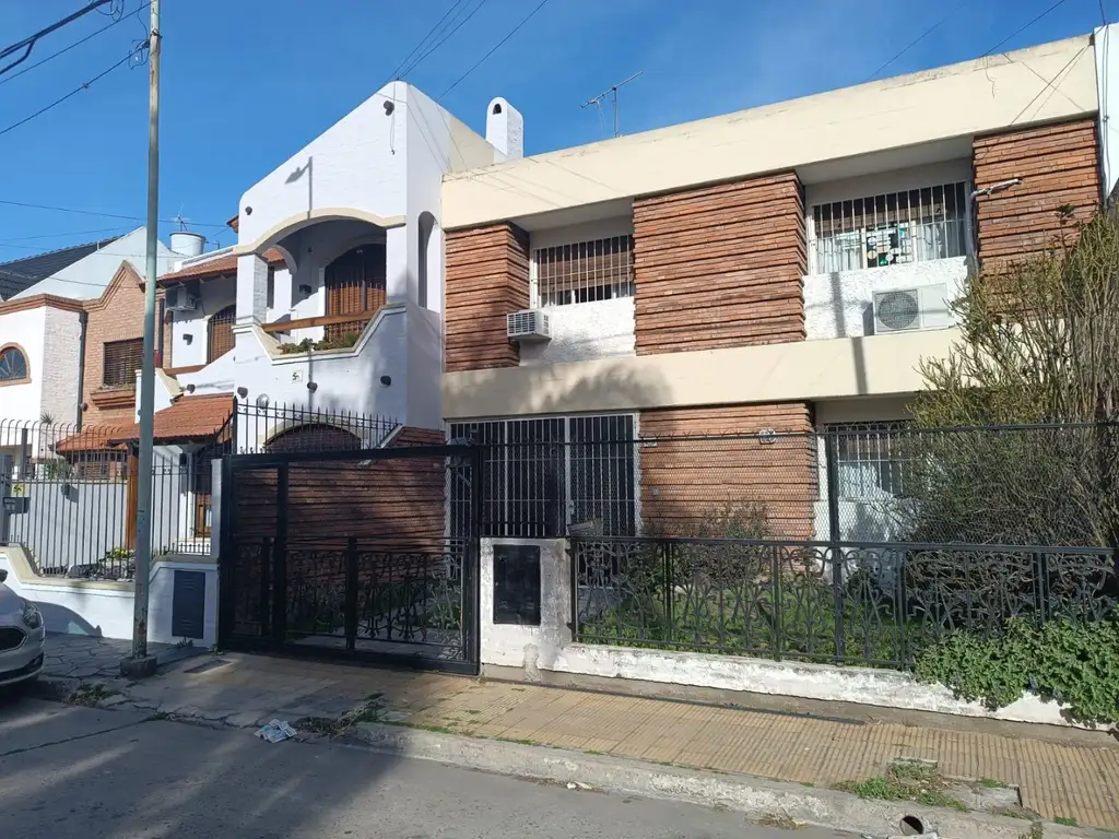 Casa de 5 ambientes en Villa Sarmiento en lote de 8,66x 25