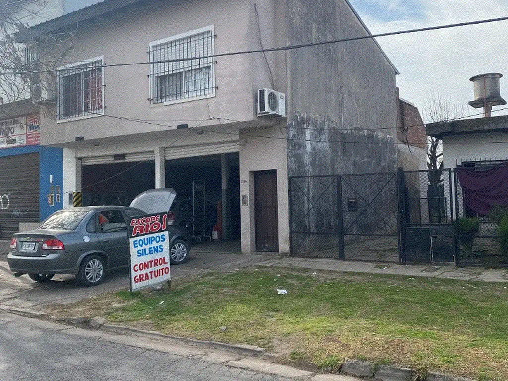 Local y Casa en planta alta tipo 3 ambientes con fondo libre