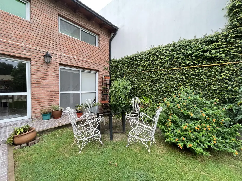 Venta casa en PB de tres dormitorios con quincho y pileta. Rosario, Roque Saenz Peña