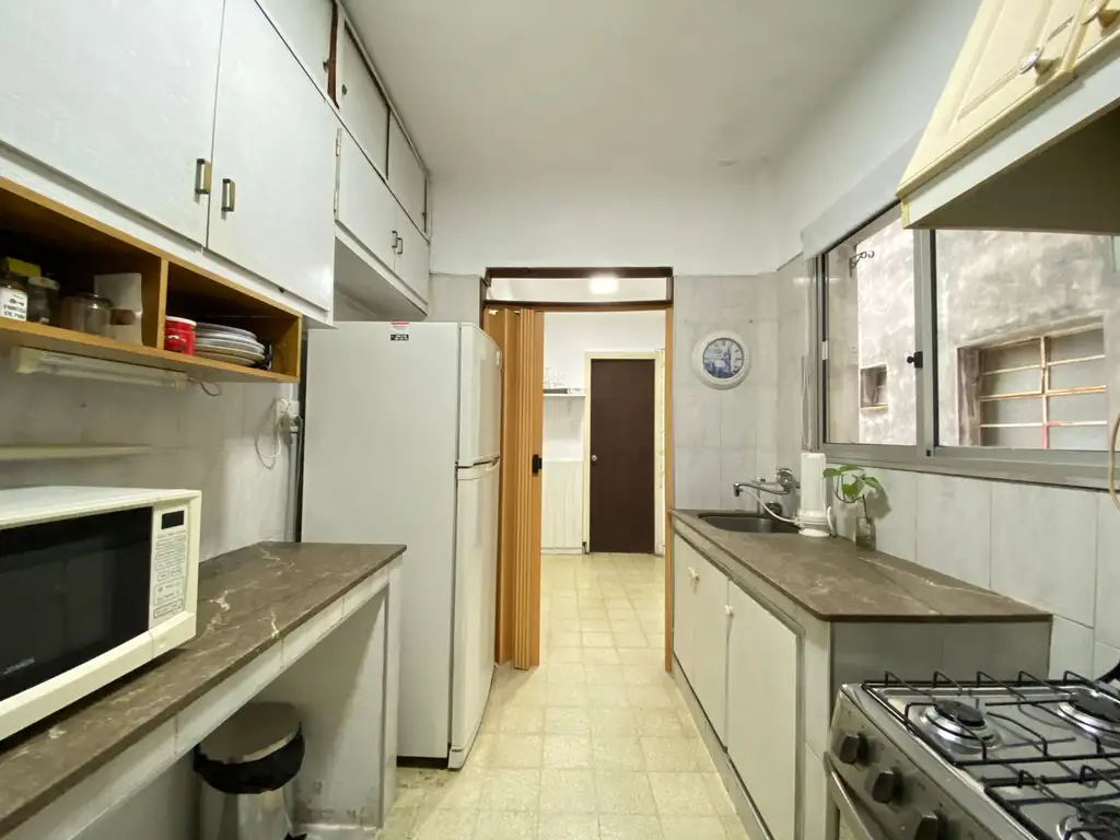 VENTA APARTAMENTO CENTRO 2 DORMITORIOS Y SERVICIO.