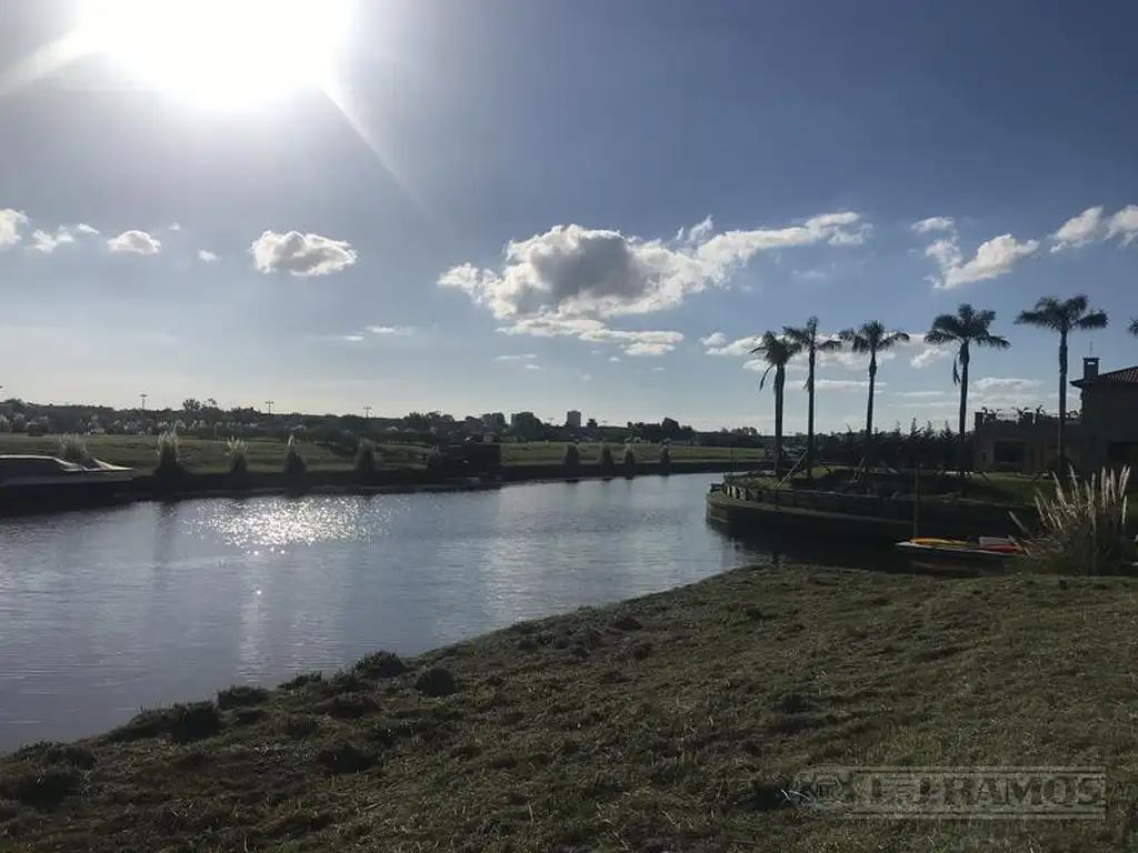 Terreno en venta  en el Barrio Náutico en  Marinas H - Tigre