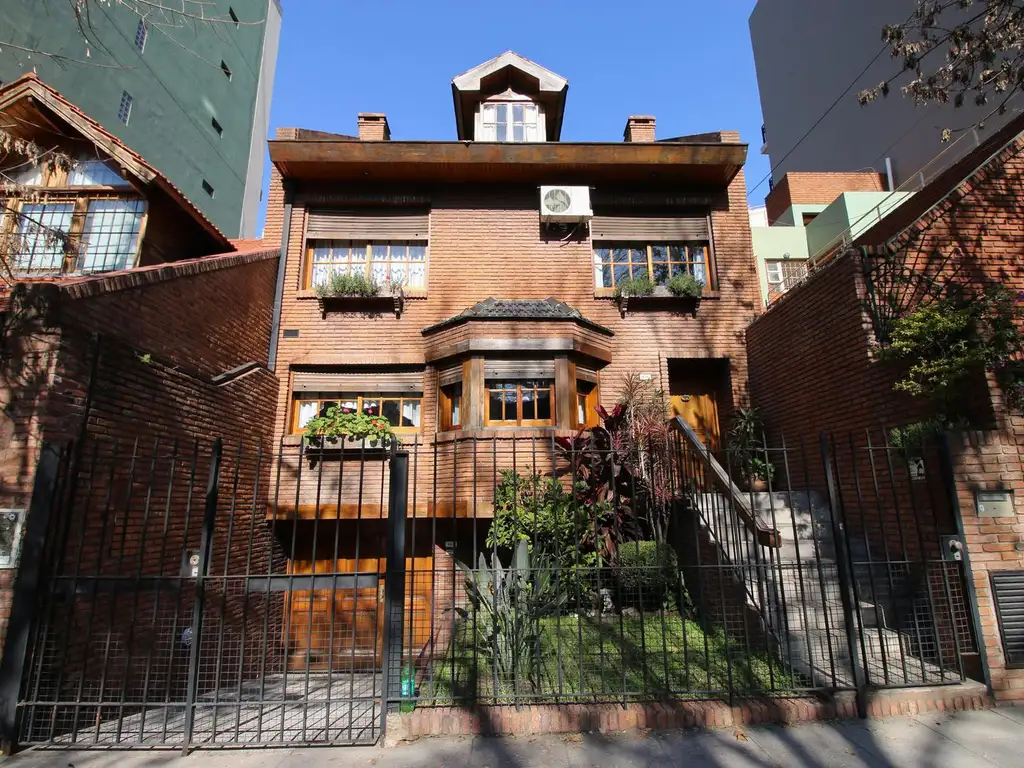 VENTA CASA 6 AMBIENTES CON COCHERA EN CABALLITO, CON PILETA Y QUINCHO.