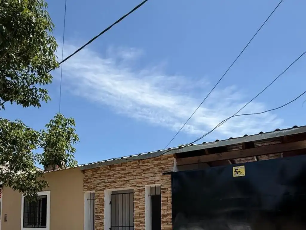 Alquilo casa dos dormitorios, con patio, cochera, alarma.