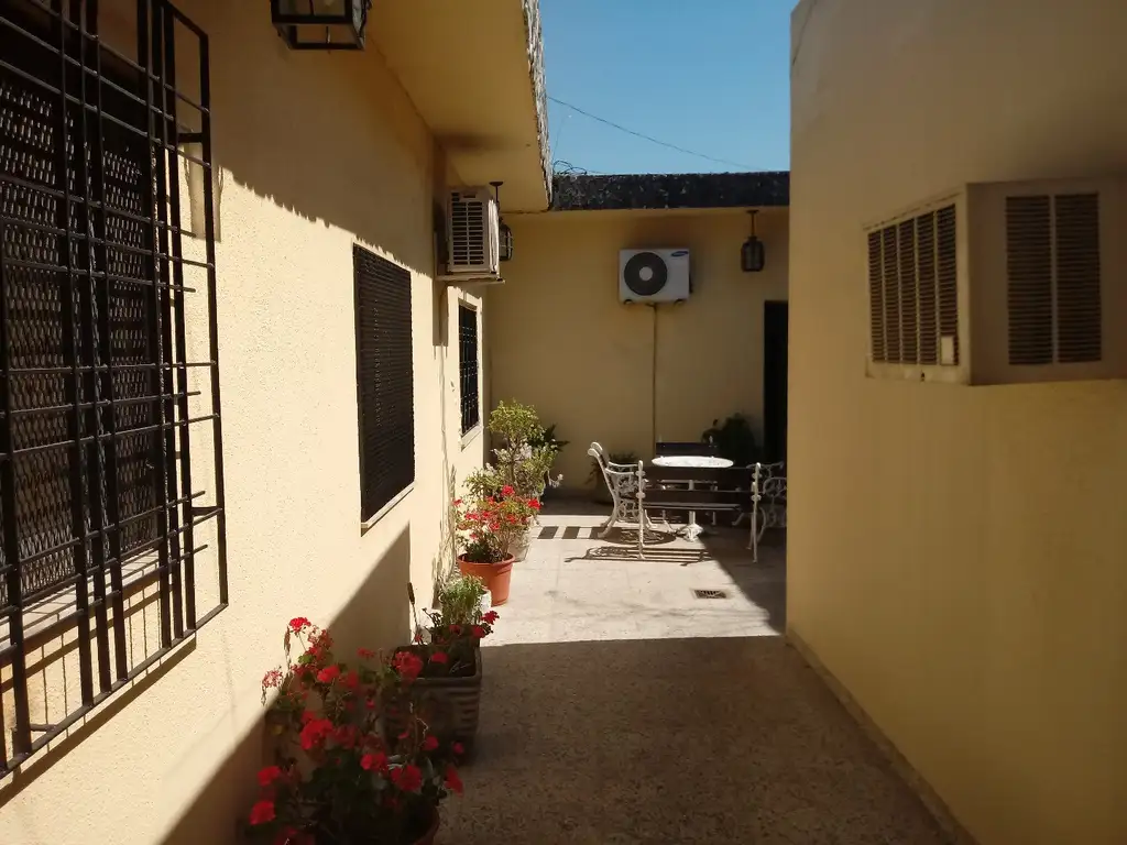 Excelente casa en venta (Lote de 9,90 mts de frente x 30 mts. de fondo aprox.)