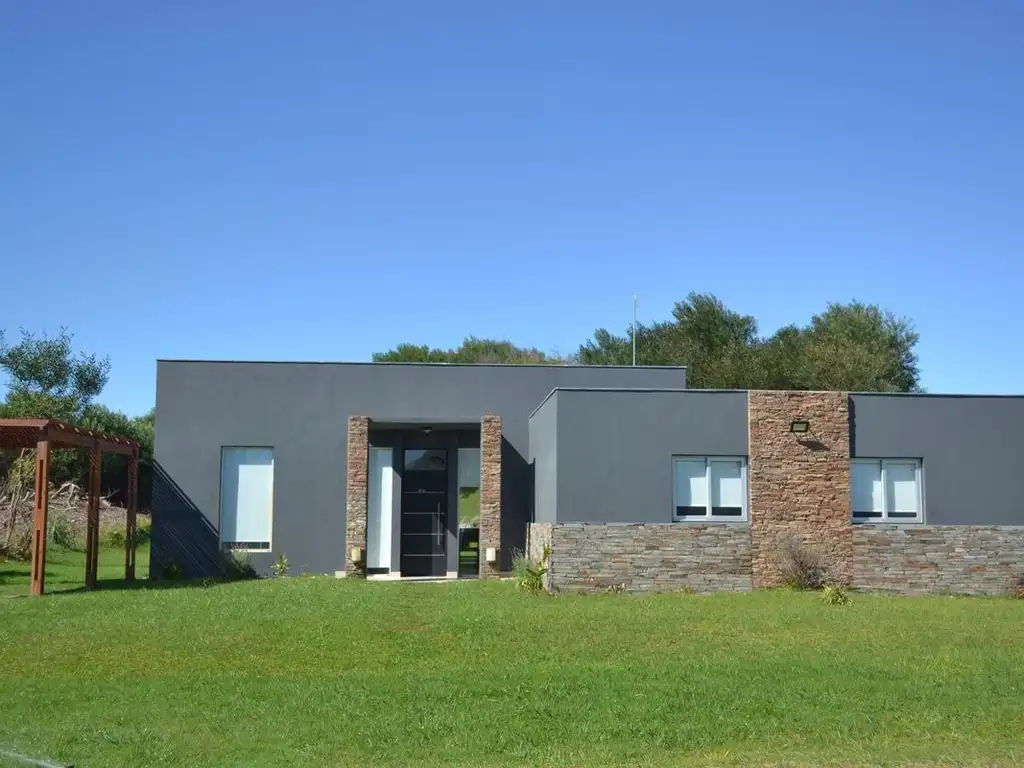 GRAN CASA EN BARRIO CERRADO COSTA ESMERALDA