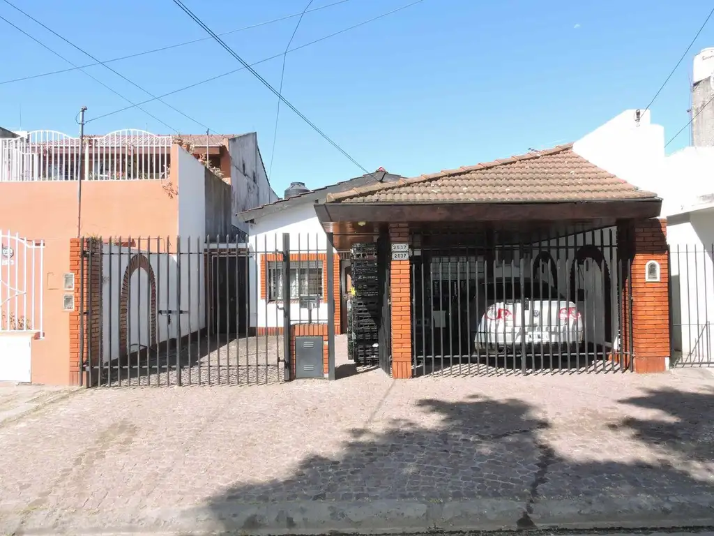 VENTA CASA 4 AMB CON PILETA Y GARAGE