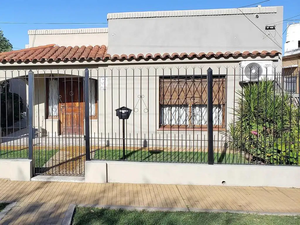 Venta casa 4 ambientes Pilar centro con pileta