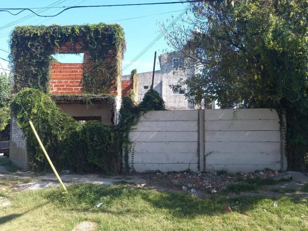 SE VENDE TERRENO CON MEJORAS EN VILLA DE MAYO