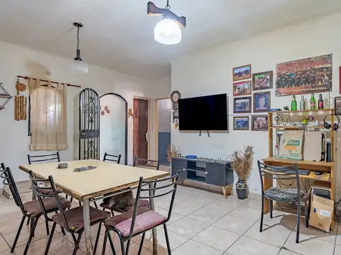 CASA EN VENTA 4 DORMITORIOS COCHERA ECHESORTU