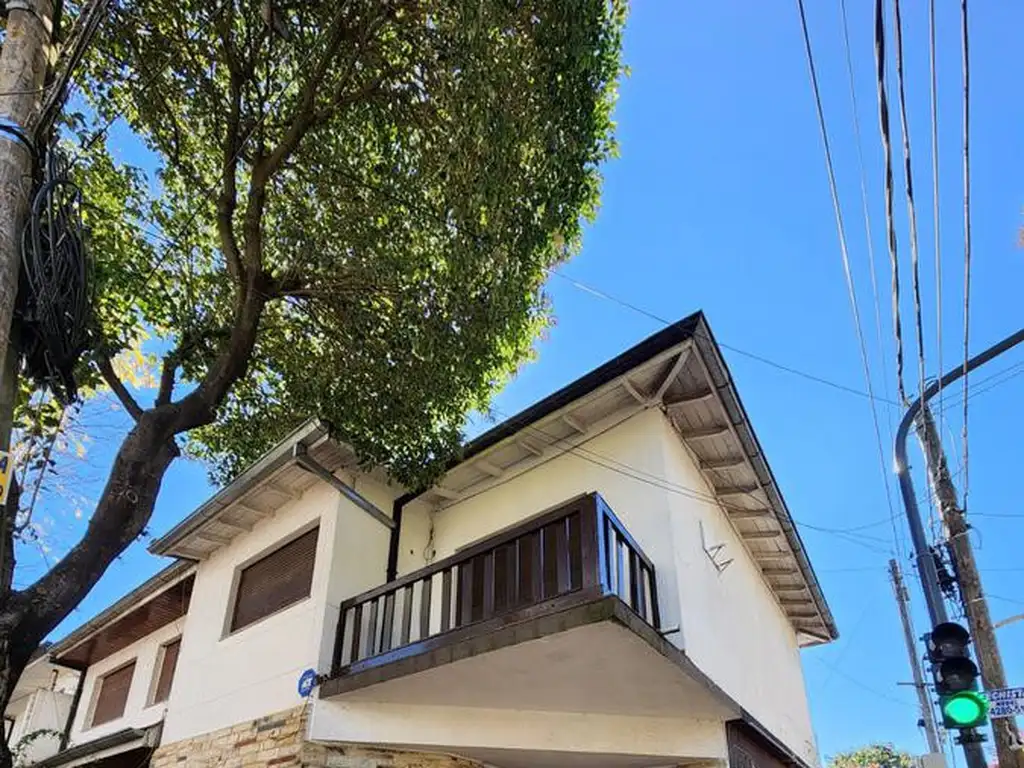 SÓLIDA CASA DE 4 AMBIENTES EN VENTA C/ PATIO Y 2 BALCONES A 3/C DE AV. MAIPÚ, VICENTE LOPEZ