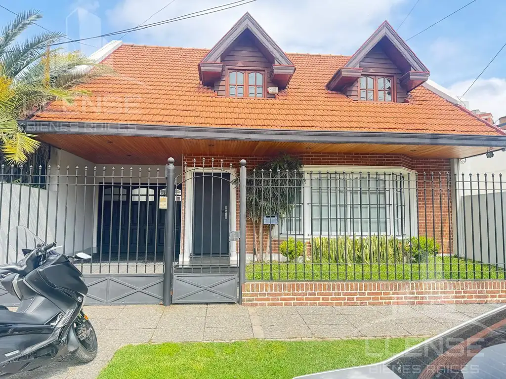 Casa 4 Ambientes con piscina en Venta - Quilmes