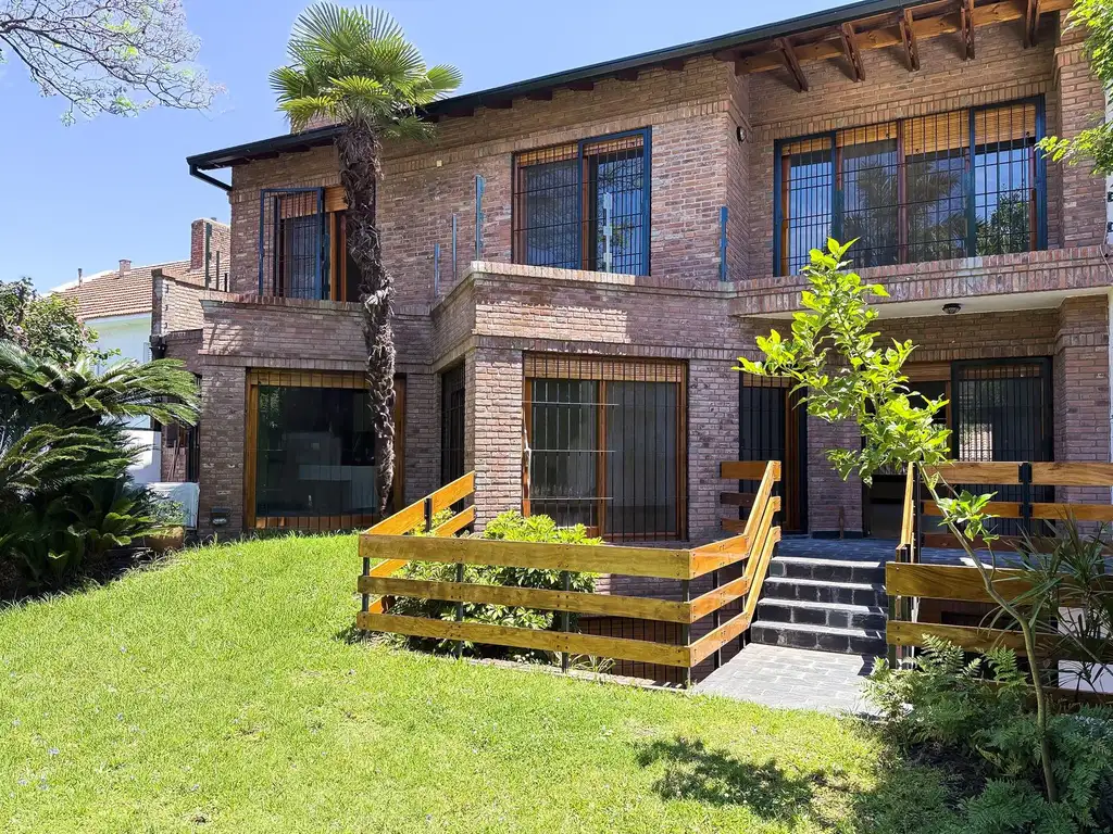 Casa en Alquiler, 3 Plantas, Con Jardín, Pileta y Cochera - Acassuso