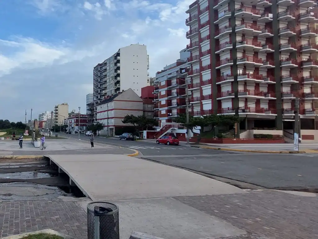 UBICACION UNICA  FRENTE AL MAR Y A PASOS DEL CENTRO.......