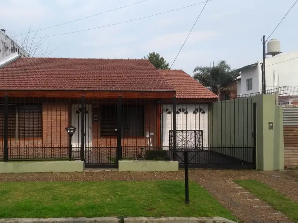 Casa Chalet 3 Ambientes con Cochera en Venta - Castelar Sur