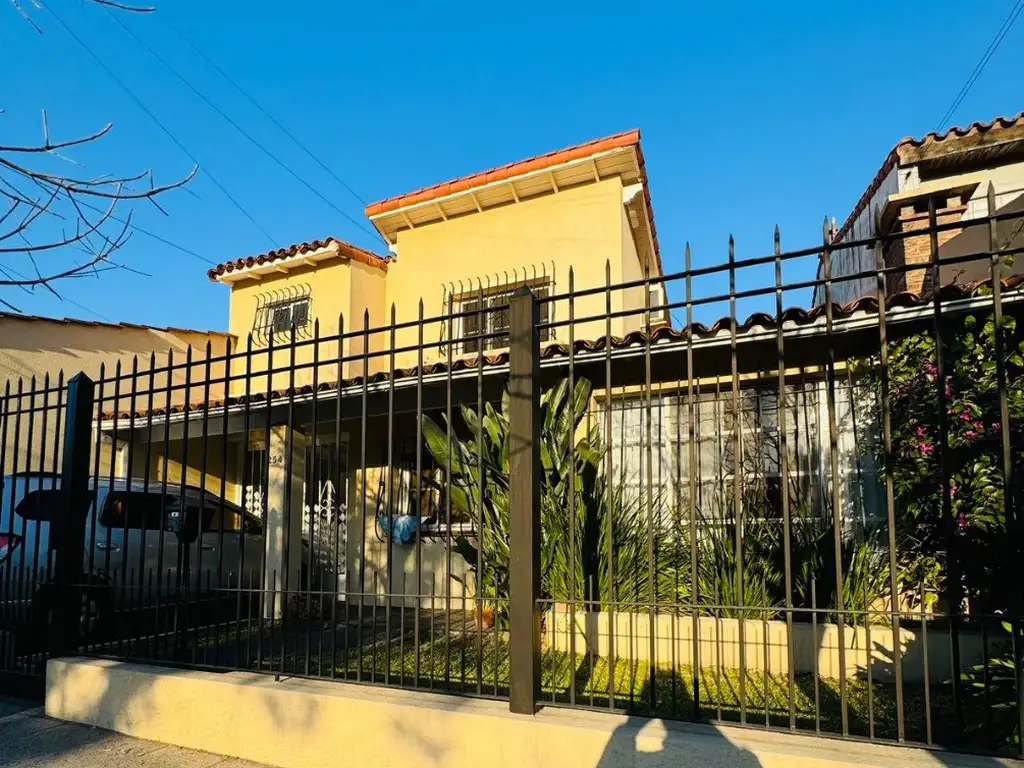 Casa en Venta 4 Ambientes Sobre Lote de 10 X 25