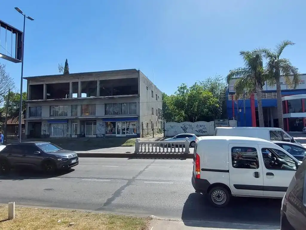 Gran Terreno sobre avenida - Único en Adrogué