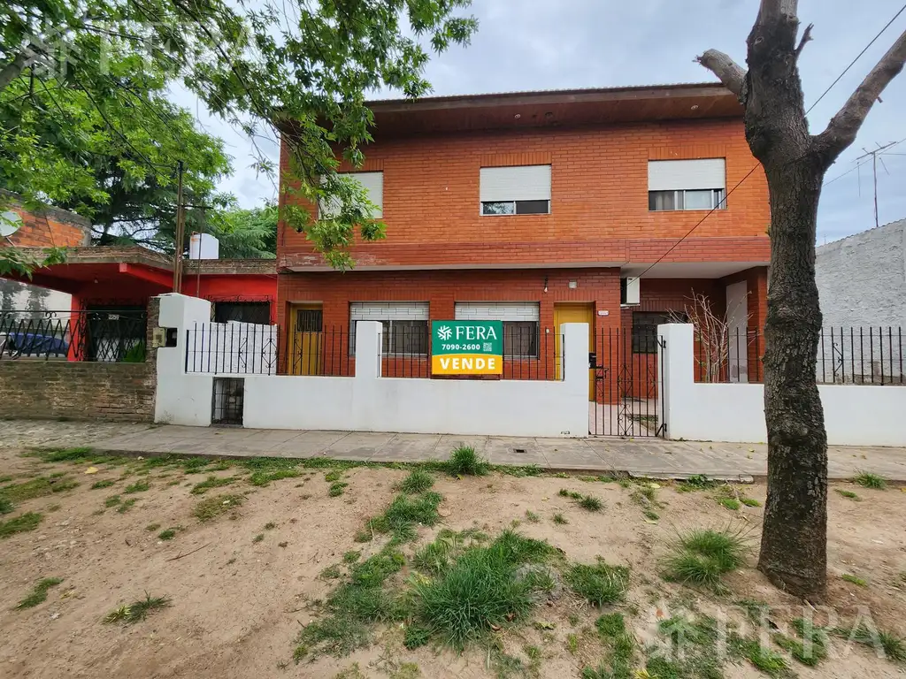 Venta casa para dos familias de 6 ambientes con amplio fondo en  Berazategui