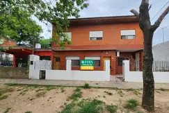 Venta casa para dos familias de 6 ambientes con amplio fondo en  Berazategui