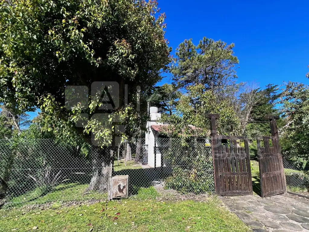 Casa de 2 ambientes sobre importante lote en Zona residencial