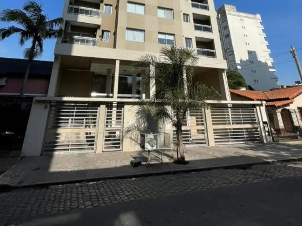 EXCELENTE MONOAMBIENTE CON COCHERA Y BAULERA, EN INMEJORABLE