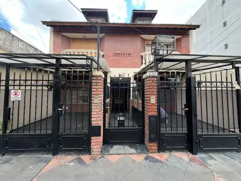 *MUY BUEN DUPLEX DE 2 AMB. Y 1/2 CON PATIO