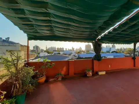 Departamento en venta, barrio Abasto de tres dormitorios con patio.