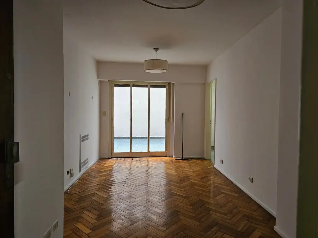 VENTA DEPTO DE 2 AMB EN TORRE, FRENTE AL PQUE LAS HERAS, 1º PISO CON PATIO, APTO PROF