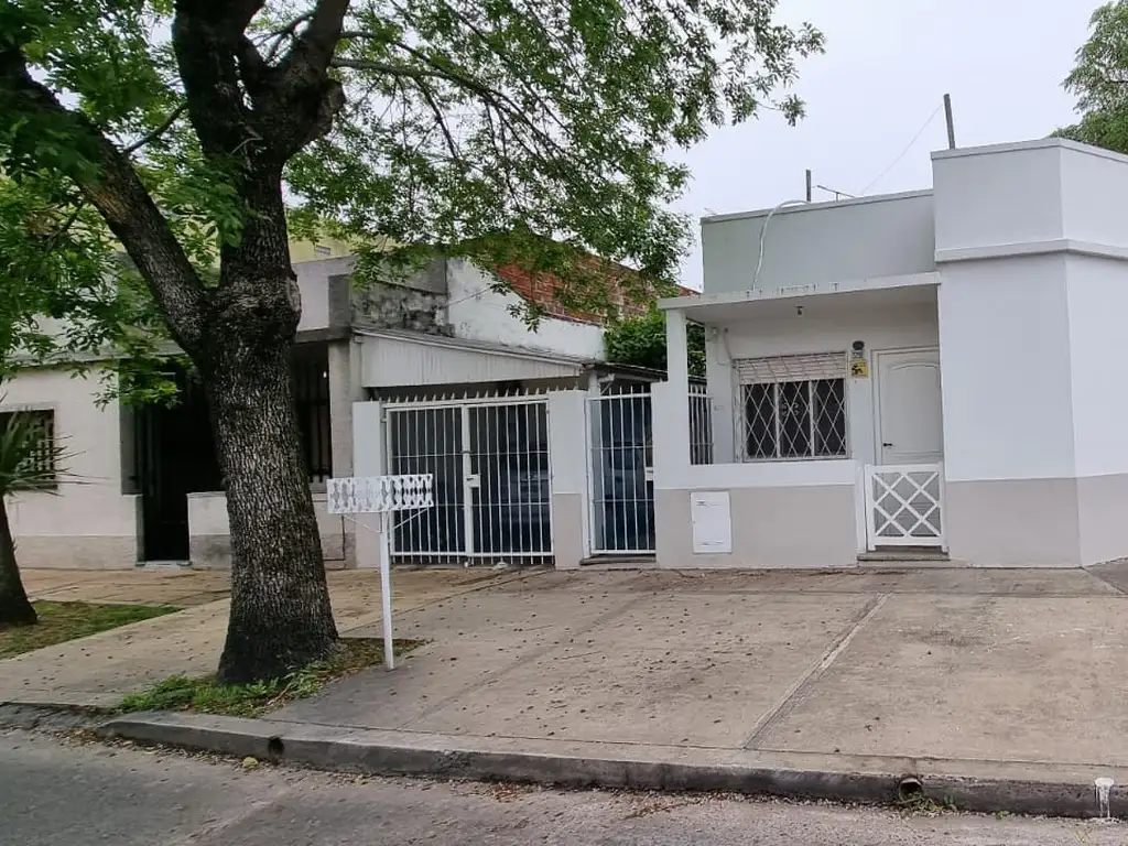 EN VENTA CASA EN ESQUINA DE 4 AMBIENTES CON PATIO - FICHA 9295