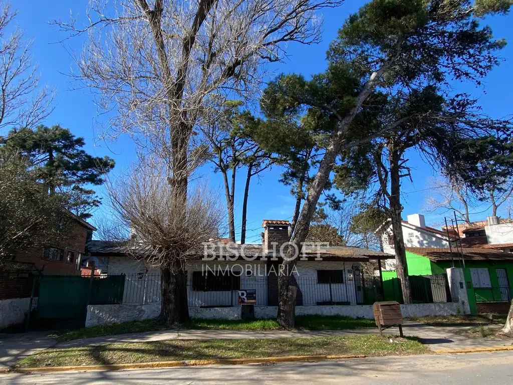 CASA DE 3 AMBIENTES A METROS DE LA AVENIDA 3, TODOS LOS SERVICIOS.