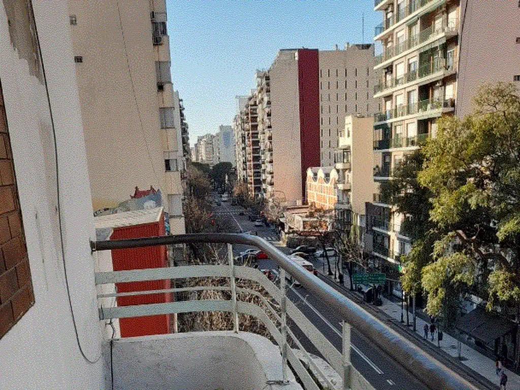 DEPARTAMENTO DE 3 AMBIENTES CON DEPENDENCIA BALCONES A 2 CALLES