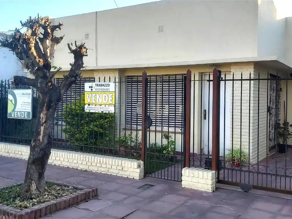 VENTA MUY LINDA CASA CENTRICA EN LOBOS