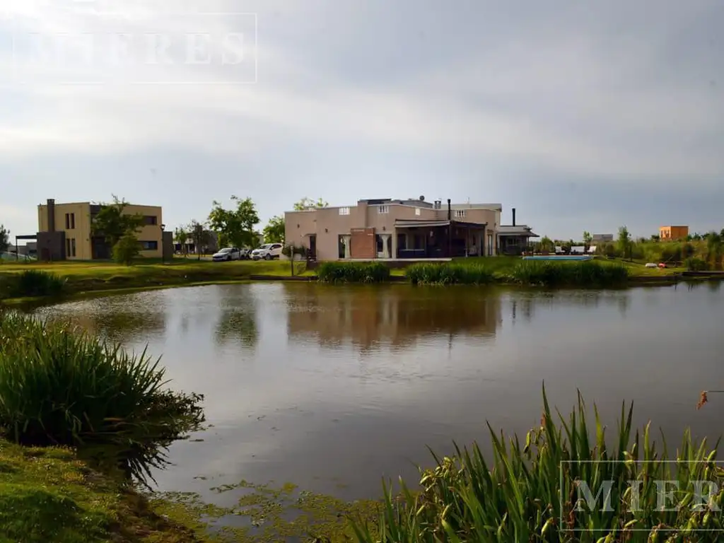 Casa en venta a la laguna en El Cantón barrio Golf