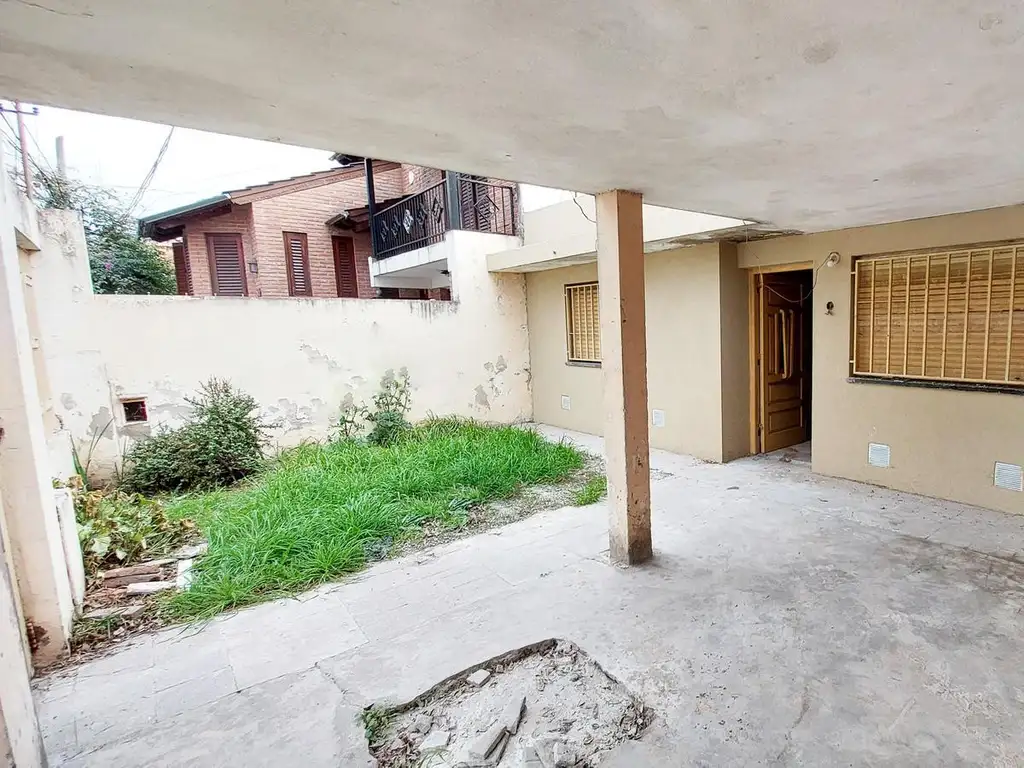 Venta: casa de 2 dormitorios con gran terreno.