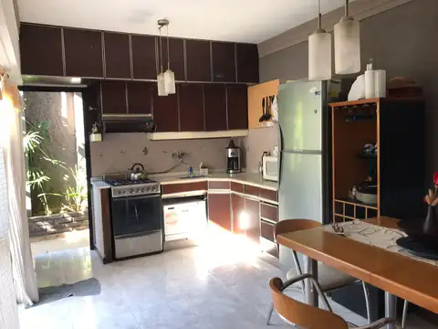 CASA DE PASILLO EN VENTA - DOS DORMITORIOS CON PATIO - REP. DE LA SEXTA