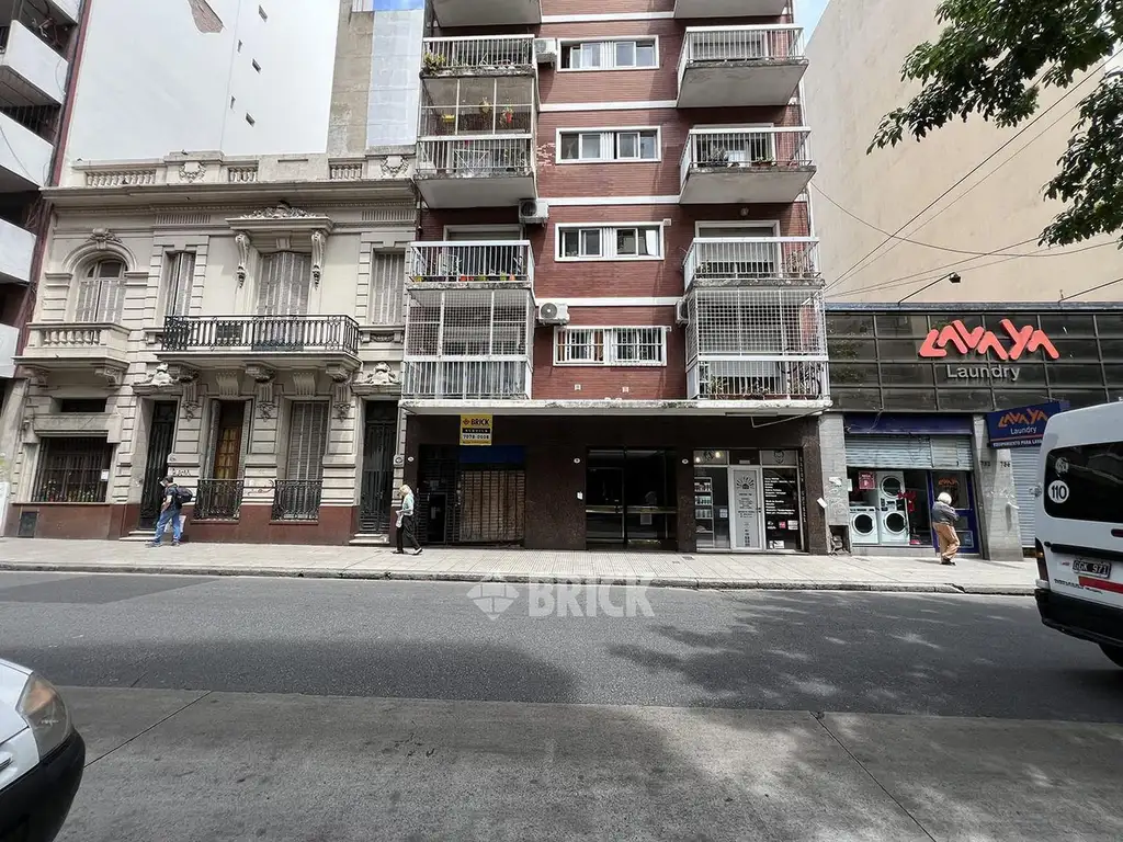 LOCAL A LA CALLE EN GASCON Y AV. CORRIENTES - 135 M2 TOTALES ESPECTACULAR PATIO SOTANO