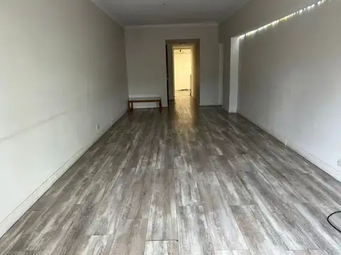 Hermoso departamento de 4 ambientes c/ balcón. Dependencia y cochera