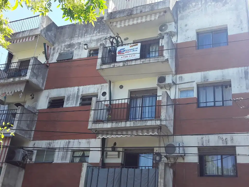 Departamento de tres ambientes con balcon a la calle