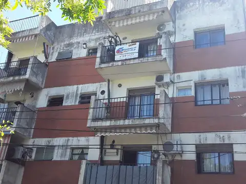 Departamento de tres ambientes con balcon a la calle