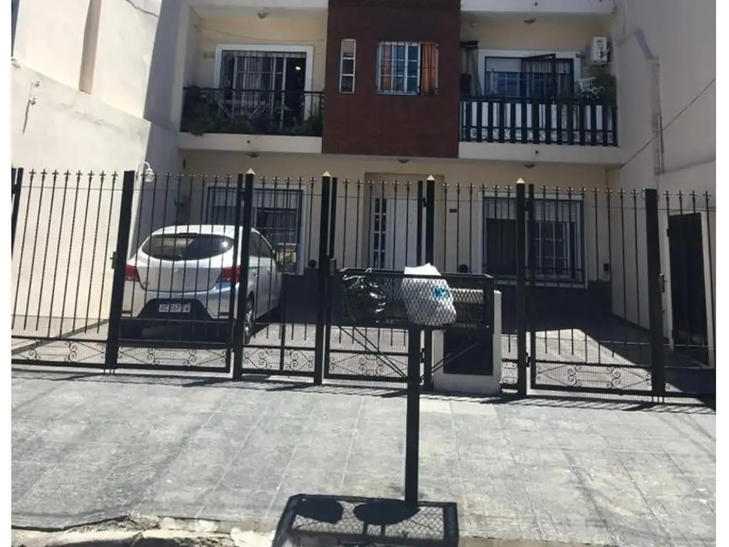 venta piso 2 ambientes al frente con balcón y patio terraza