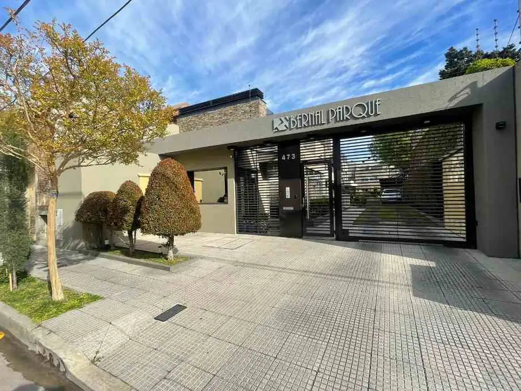 TRIPLEX 4 AMBIENTES CON COCHERA EN VENTA EN COMPLEJO BERNAL PARQUE.