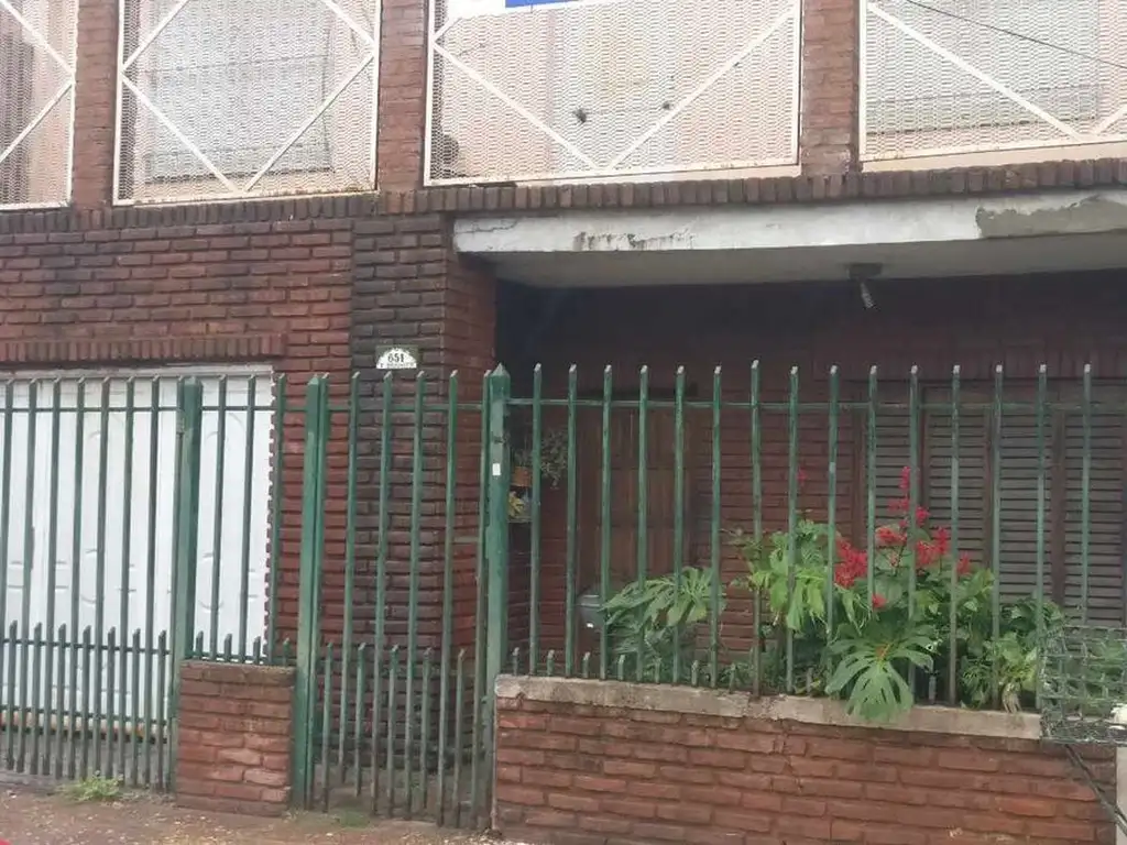 VENTA CASA MUY GRANDE CENTRO DE JOSE C PAZ