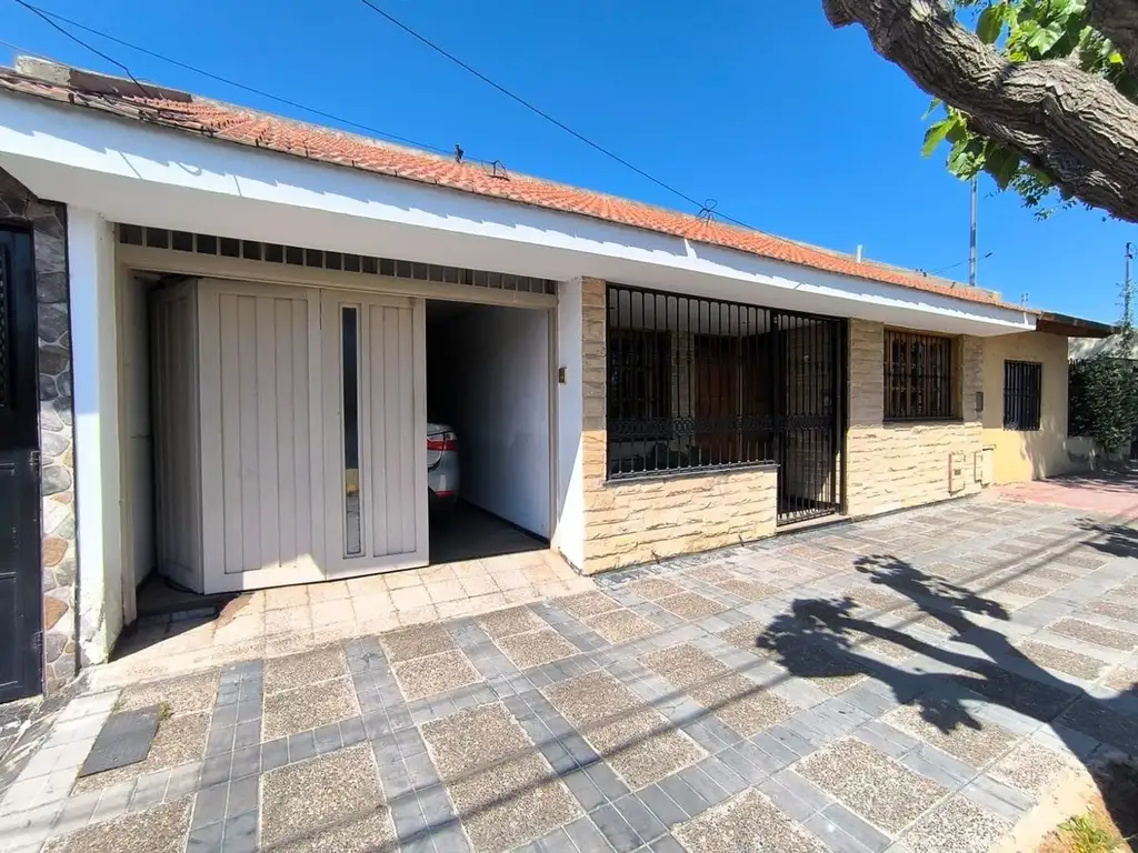 Casa Frente a Colegio Portezuelo Guaymallén, Mza.