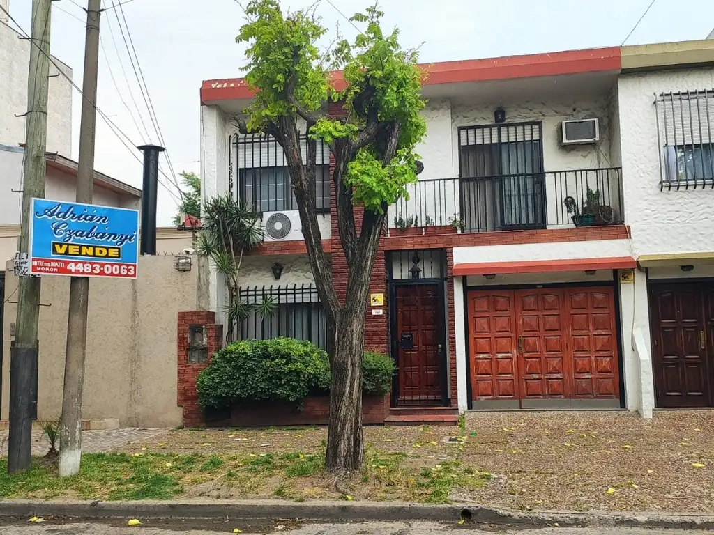 MORON SUR- A 6 C/ DE RIVAD.-EXCELENTE DUPLEX EN PH DE 4 AMB. 2 BAÑOS Y GJE. PERMUTA x MAYOR VALOR