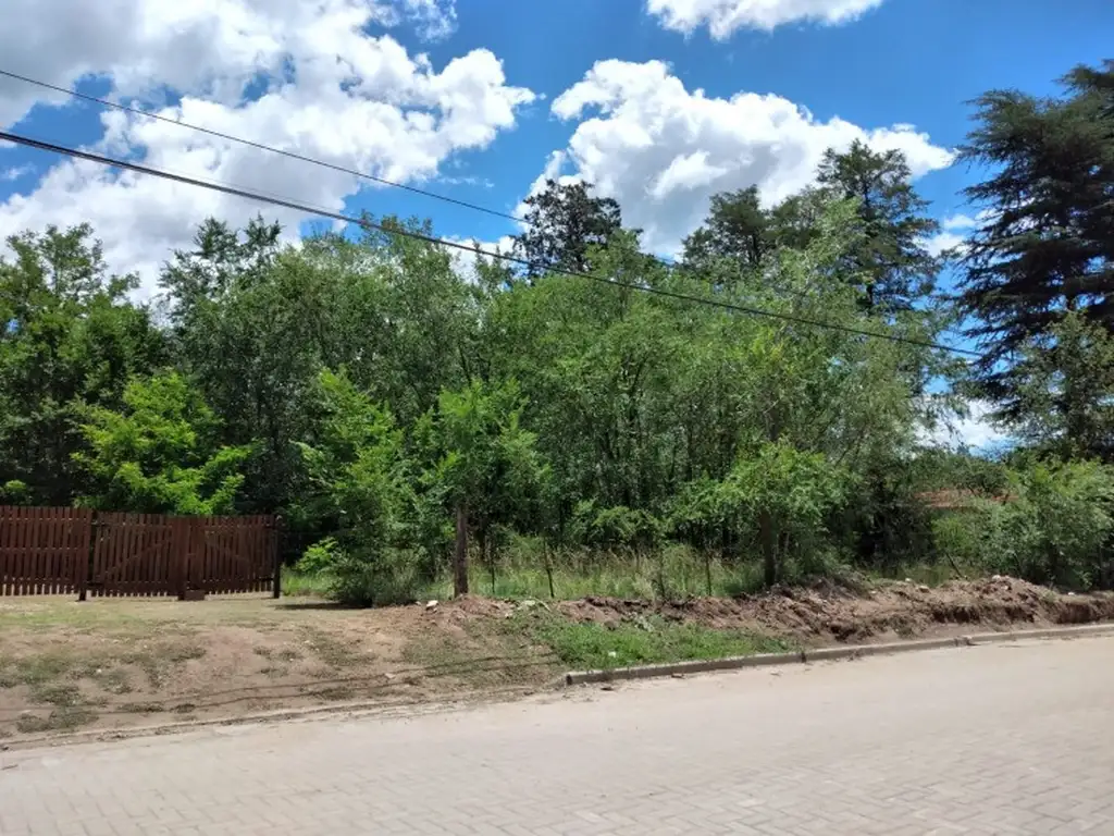 Se vende -Terreno 1.429m2 sobre la principal en el centro del pueblo