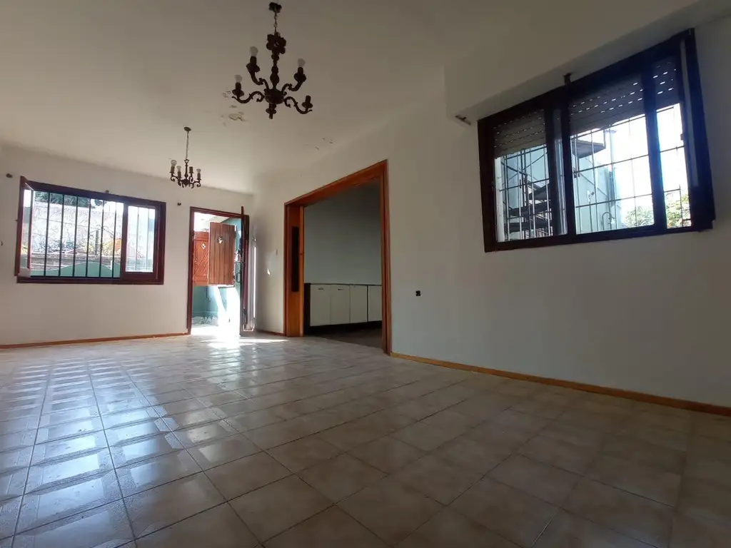 VENTA - CASA DOS DORMITORIOS CON JARDIN - BARRIO SARMIENTO