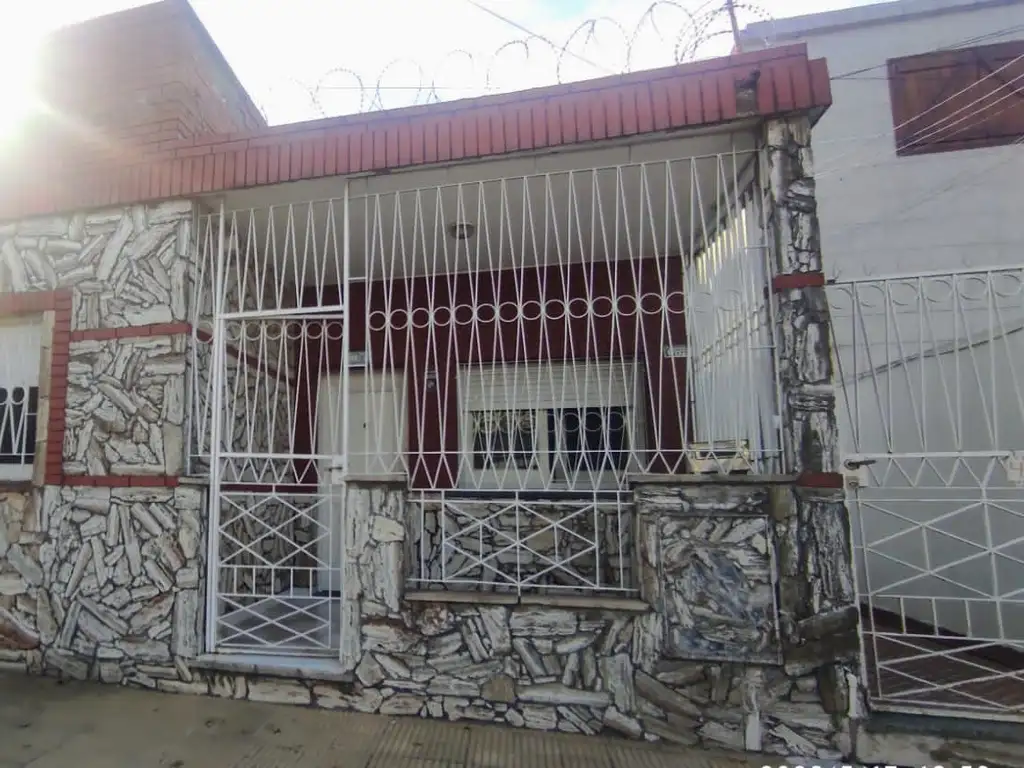 Casa en PH, al frente 3 ambientes con jardín al fondo y terraza.-