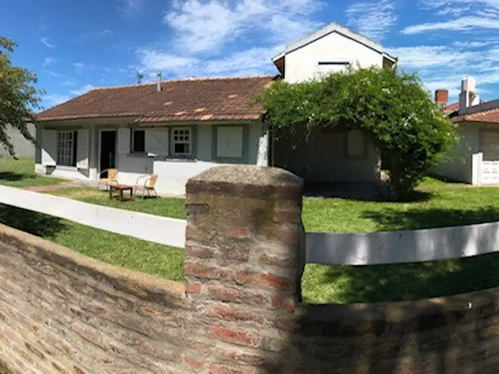 EXCELENTE CASA DE 4 AMBIENTES CON DOS BAÑOS, CON GARAGE Y AMPLIO JARDIN